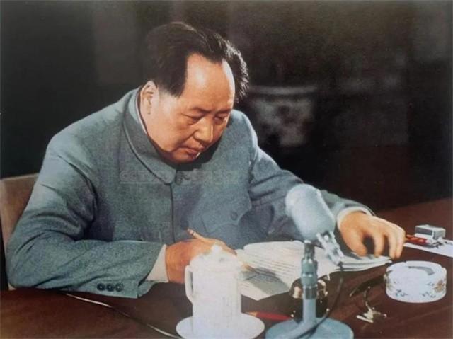 饭粒动态图，毛主席用筷子夹起掉落在桌子上的一粒饭，感叹道农民不容易啊